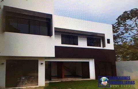 Casa de 2 niveles en Cumbres de Cuscatlán