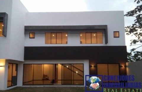 CASA EN VENTA EN CUMBRES DE CUSCATLAN