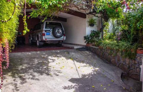 CASA EN COL. MIRALVALLE FRENTE AL SELECTOS