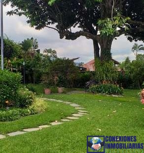 CASA SOBRE CALLE LA MASCOTA