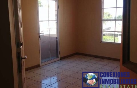 SE ALQUILA APTO $650.00 ESCALON